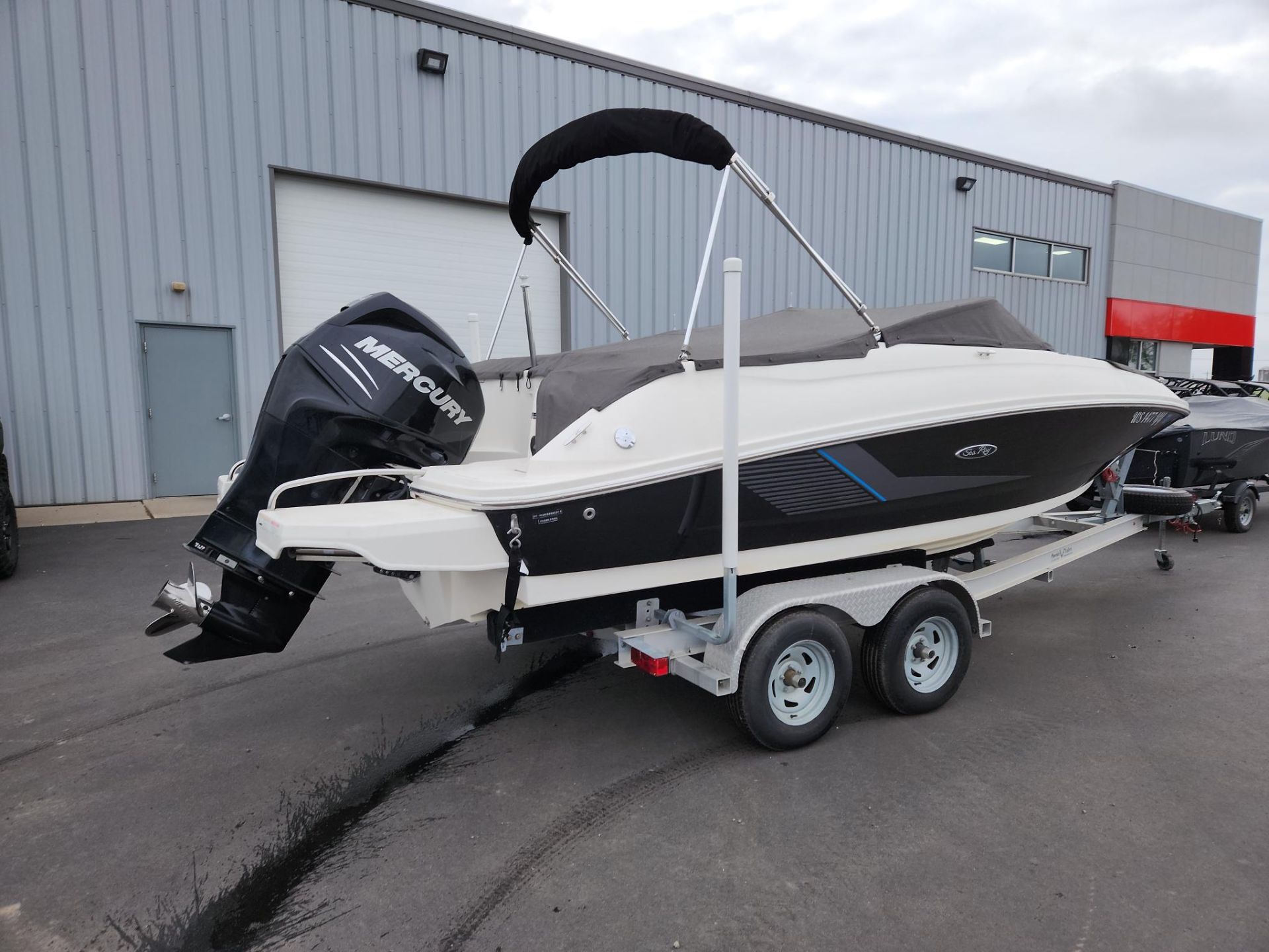 2013 Sea Ray 220 Sundeck Outboard in Kaukauna, Wisconsin - Photo 3