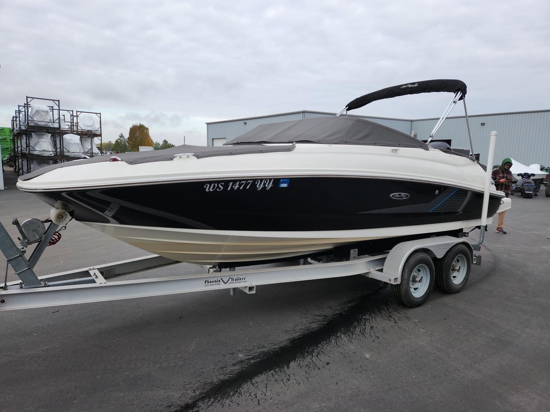 2013 Sea Ray 220 Sundeck Outboard in Kaukauna, Wisconsin - Photo 2