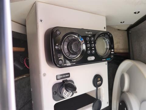 2013 Sea Ray 220 Sundeck Outboard in Kaukauna, Wisconsin - Photo 20