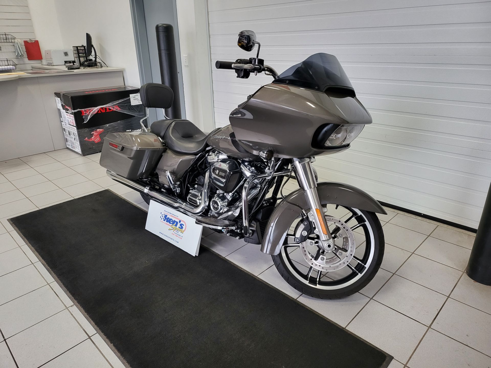 2019 Harley-Davidson Road Glide® in Kaukauna, Wisconsin - Photo 2