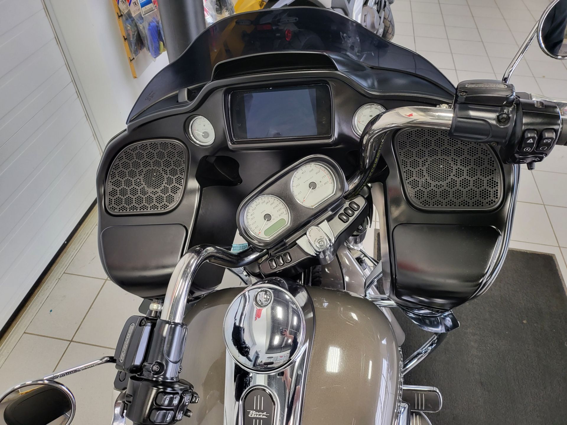 2019 Harley-Davidson Road Glide® in Kaukauna, Wisconsin - Photo 13