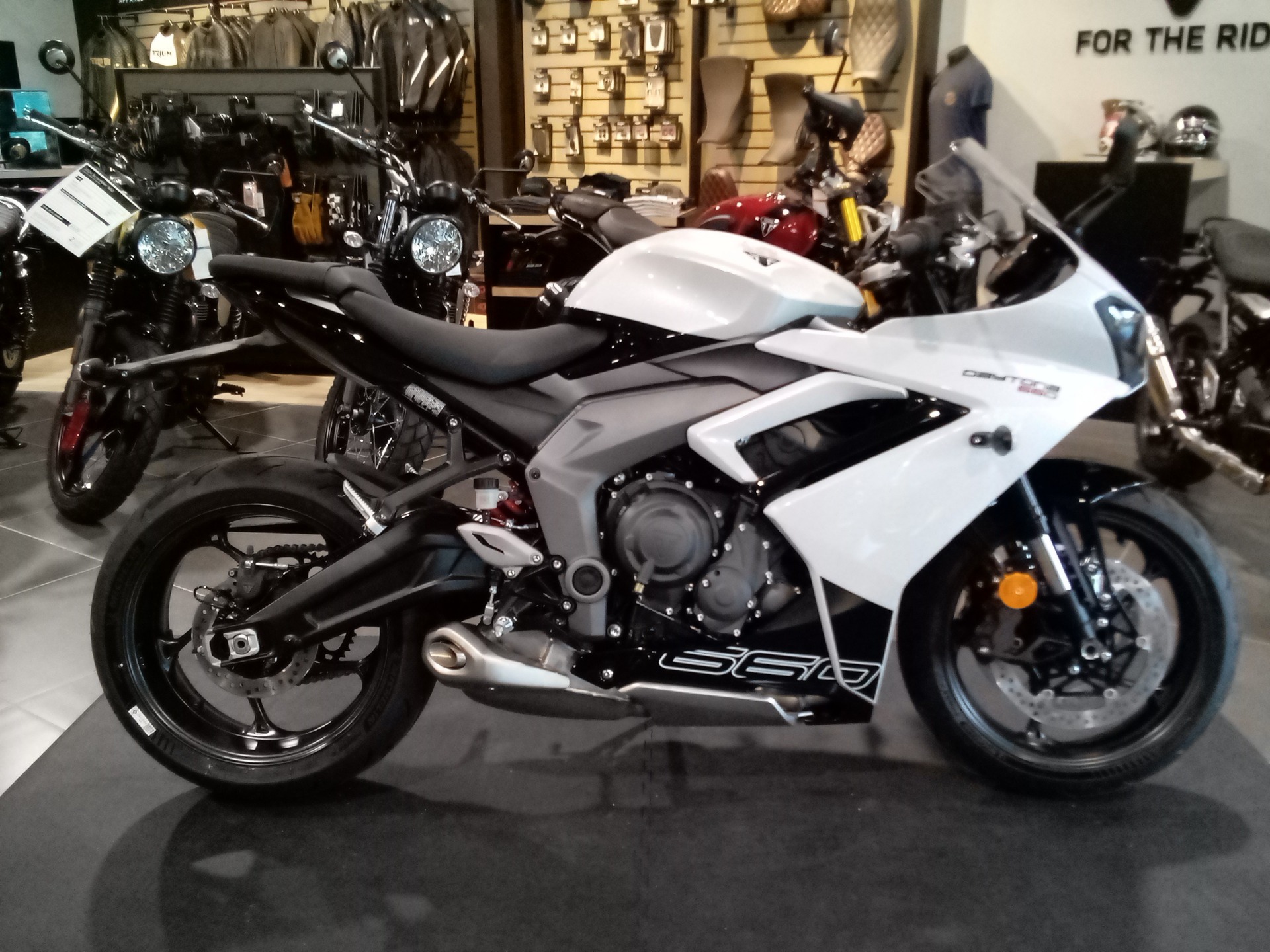 New 2025 Triumph Daytona 660 Snowdonia White / Sapphire Black ...