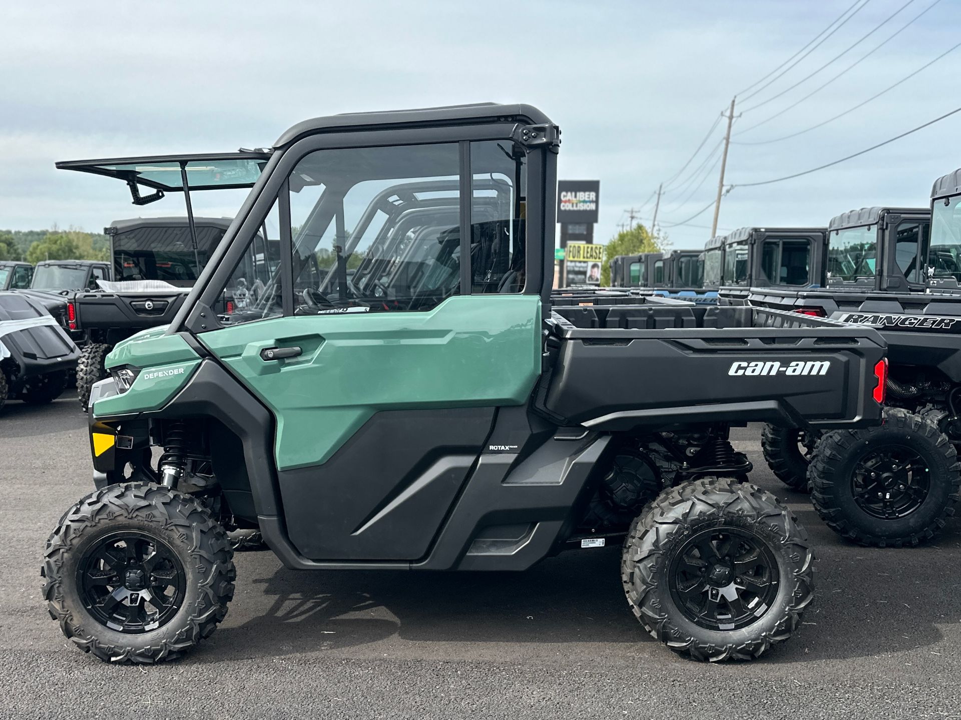 2025 Can-Am DEFENDER DPS CAB HD9 in Farmington, Missouri - Photo 4