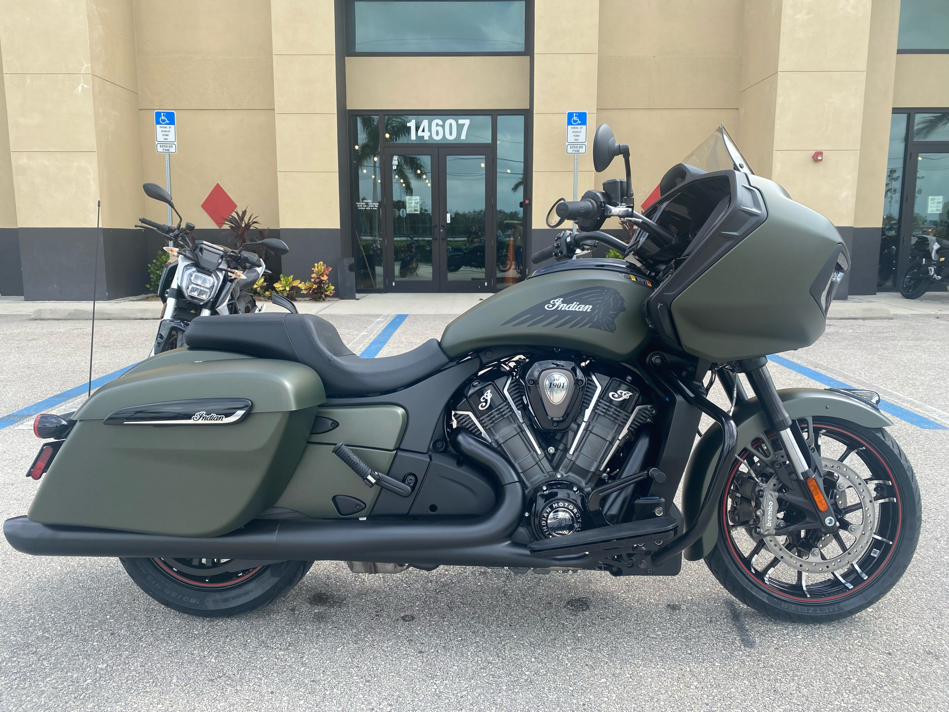 2023 Indian Motorcycle Challenger® Dark Horse® Icon in Fort Myers, Florida - Photo 2