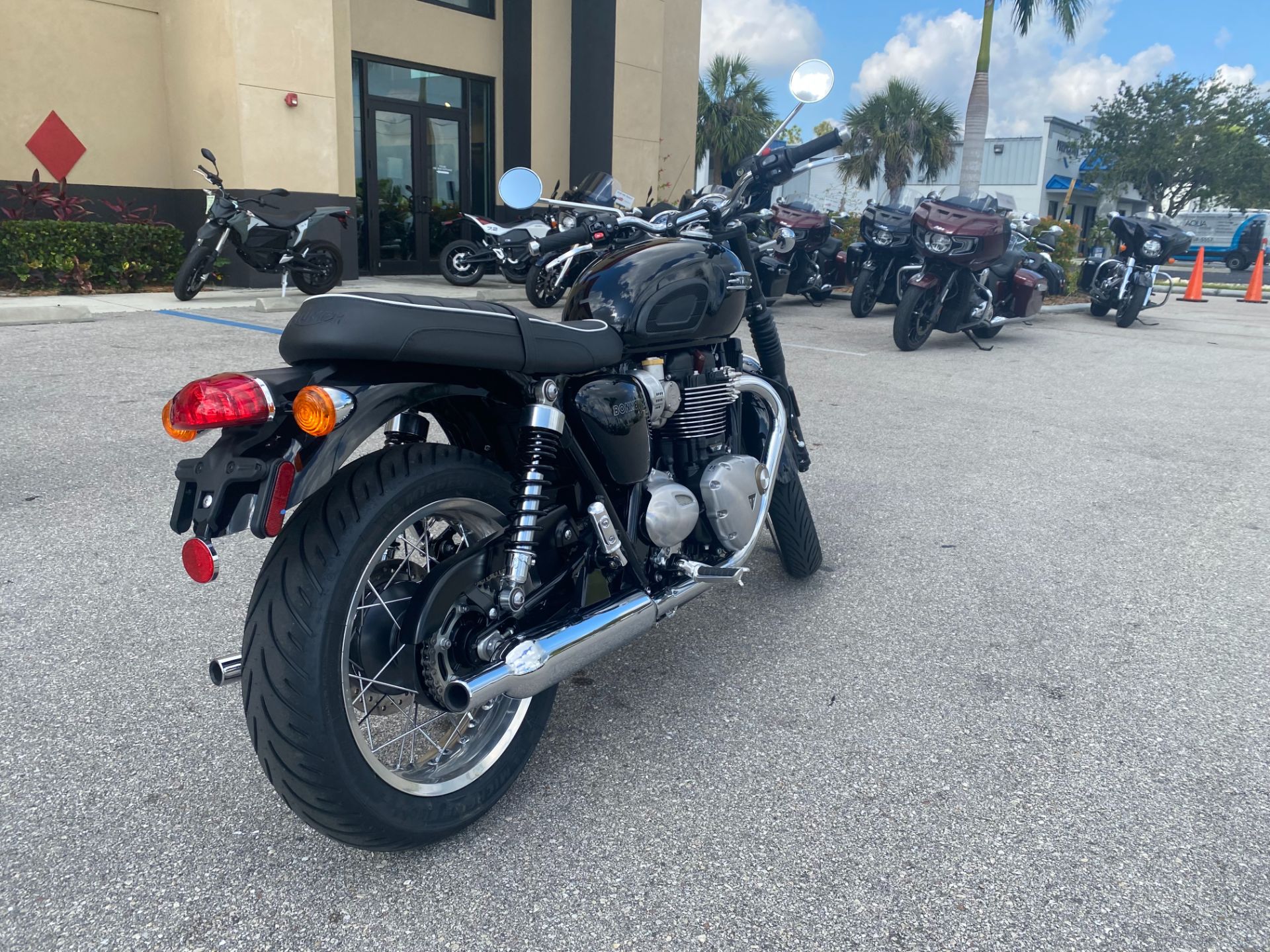2023 Triumph Bonneville T120 Black in Fort Myers, Florida - Photo 3