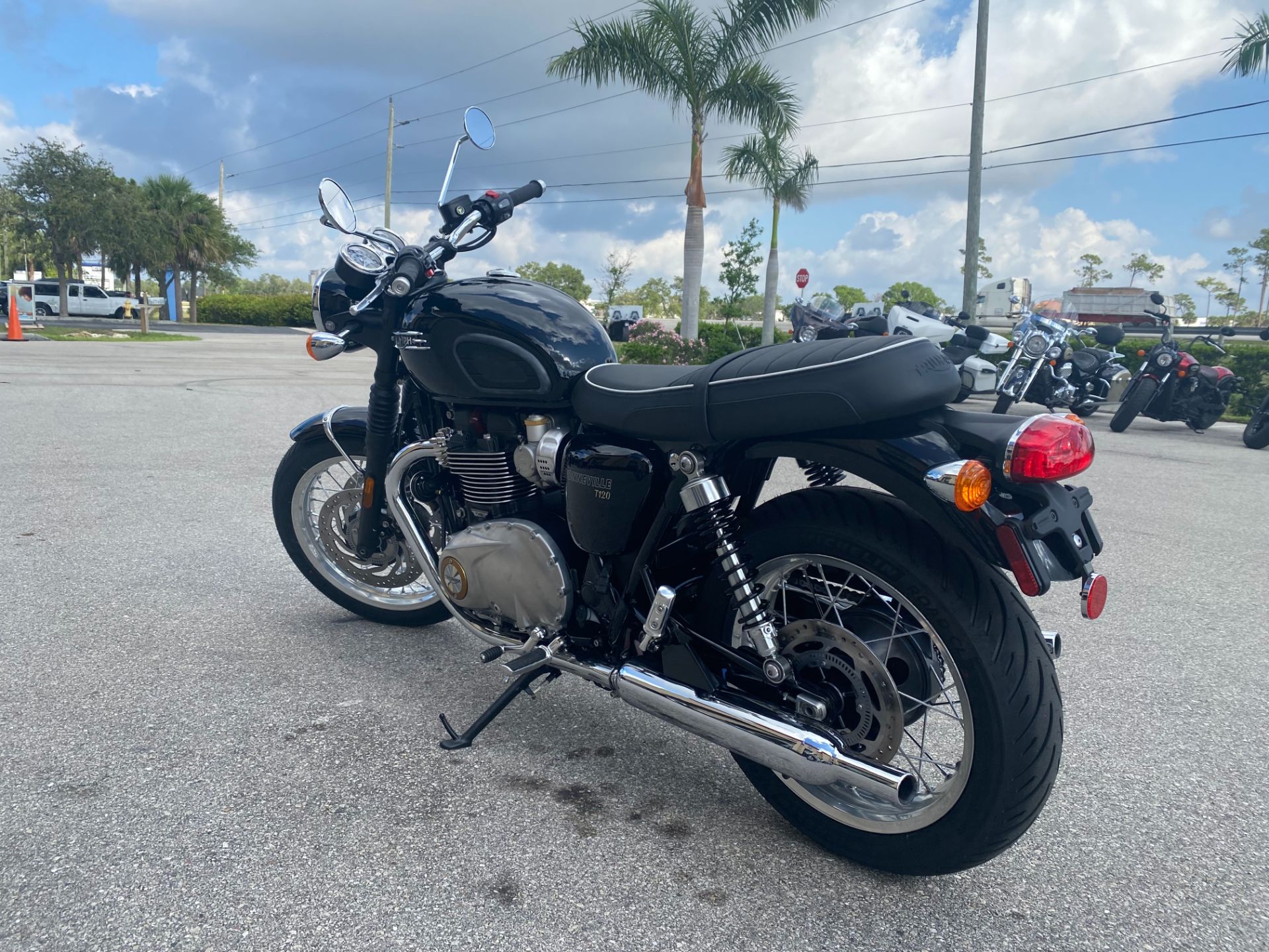 2023 Triumph Bonneville T120 Black in Fort Myers, Florida - Photo 6