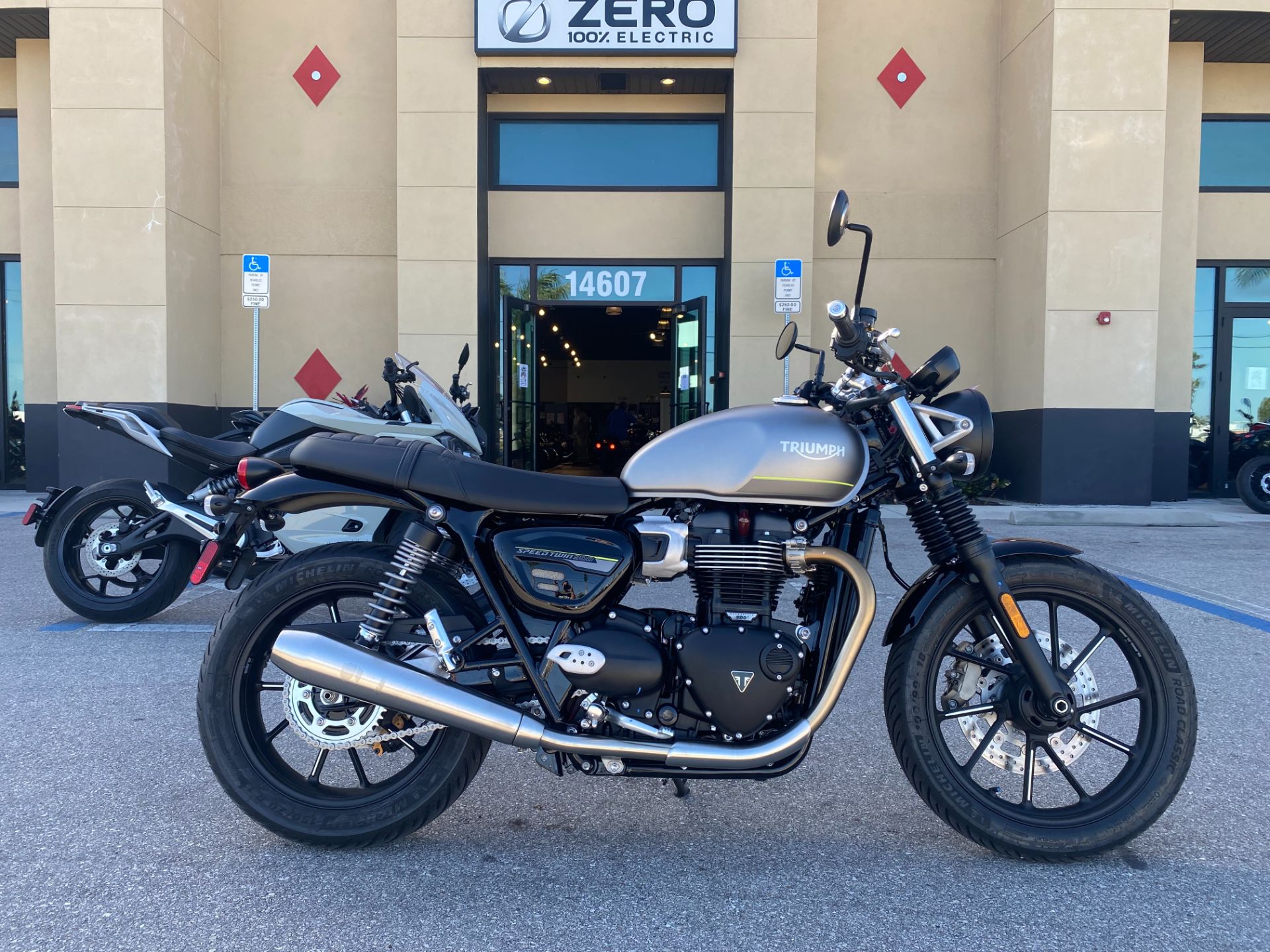 2023 Triumph Speed Twin 900 in Fort Myers, Florida - Photo 3