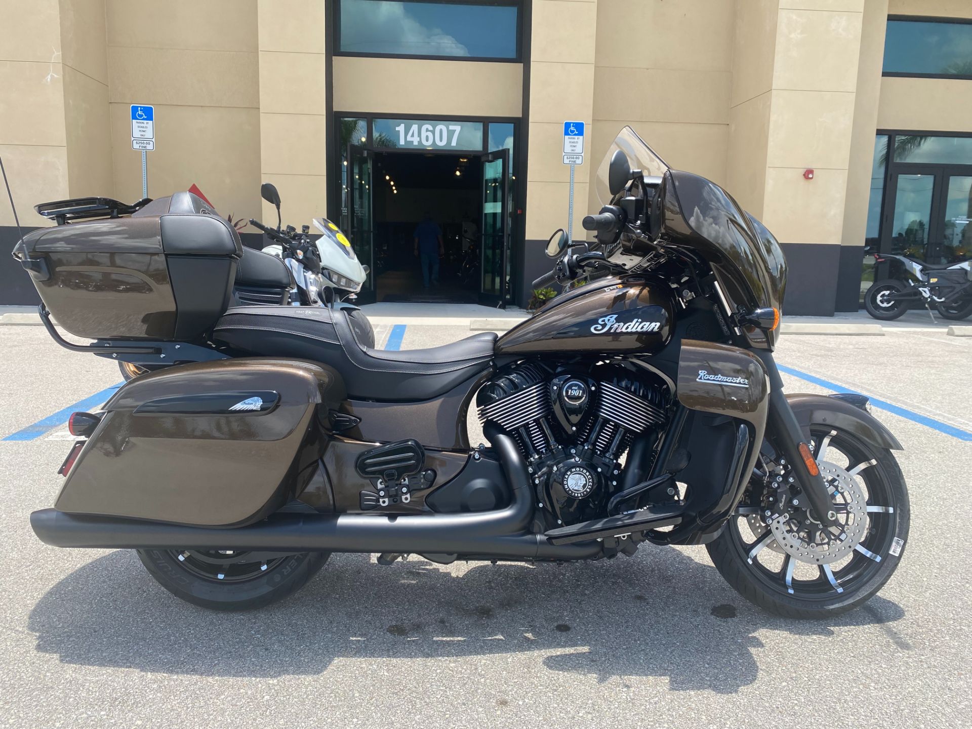 2023 Indian Motorcycle Roadmaster® Dark Horse® in Fort Myers, Florida - Photo 2
