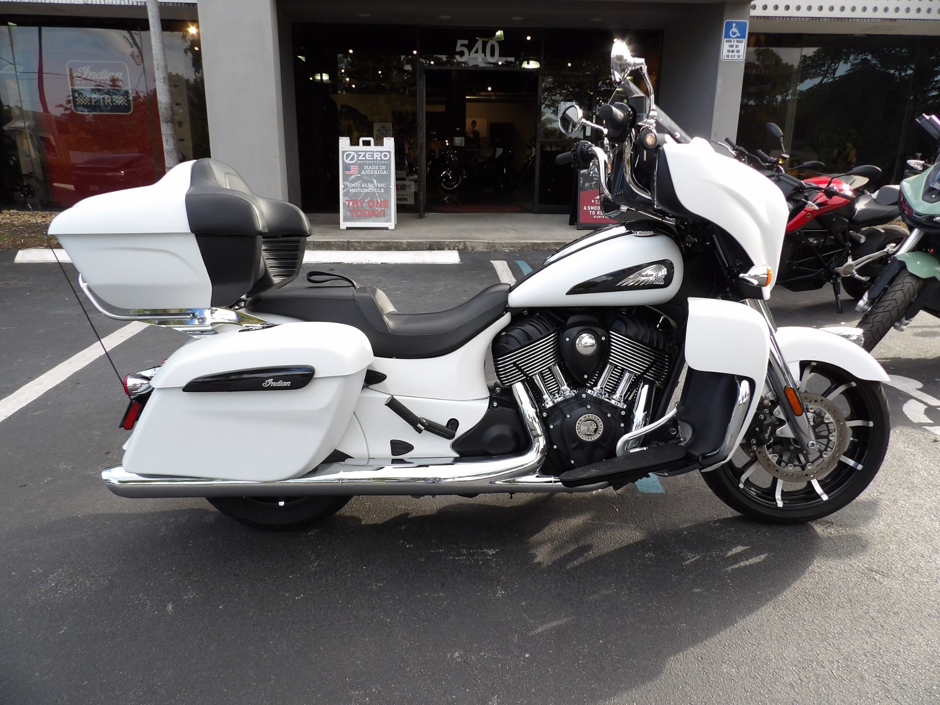 2020 Indian Motorcycle Roadmaster® Dark Horse® in Fort Lauderdale, Florida - Photo 2