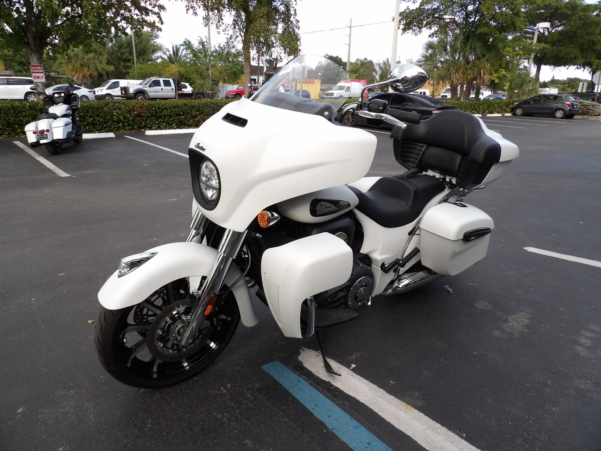 2020 Indian Motorcycle Roadmaster® Dark Horse® in Fort Lauderdale, Florida - Photo 7