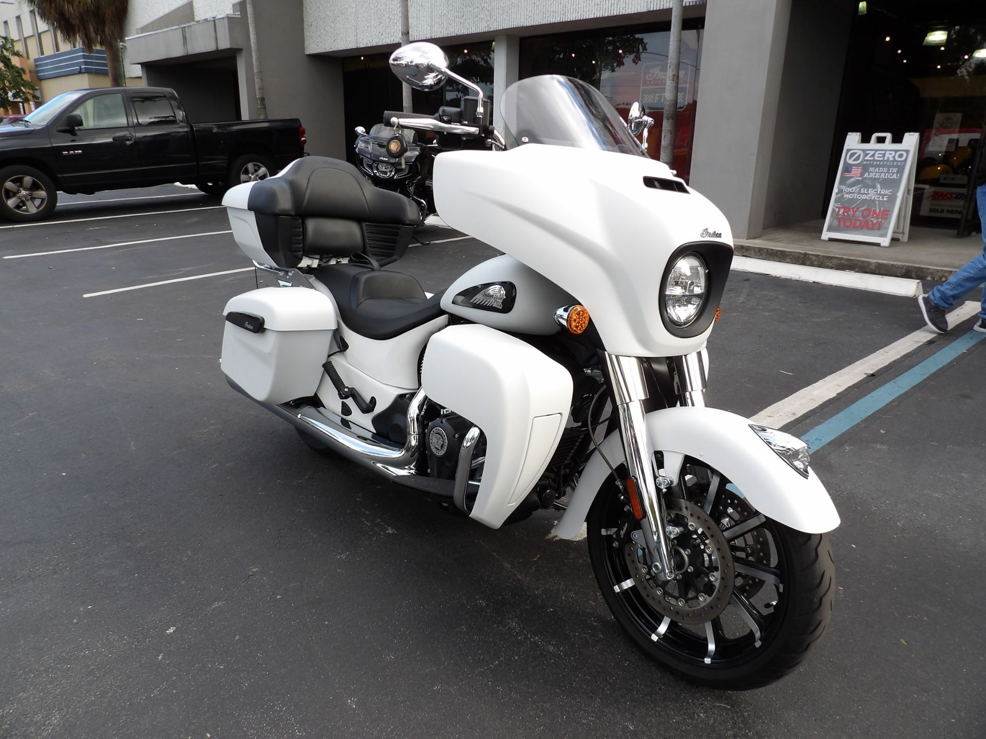 2020 Indian Motorcycle Roadmaster® Dark Horse® in Fort Lauderdale, Florida - Photo 9