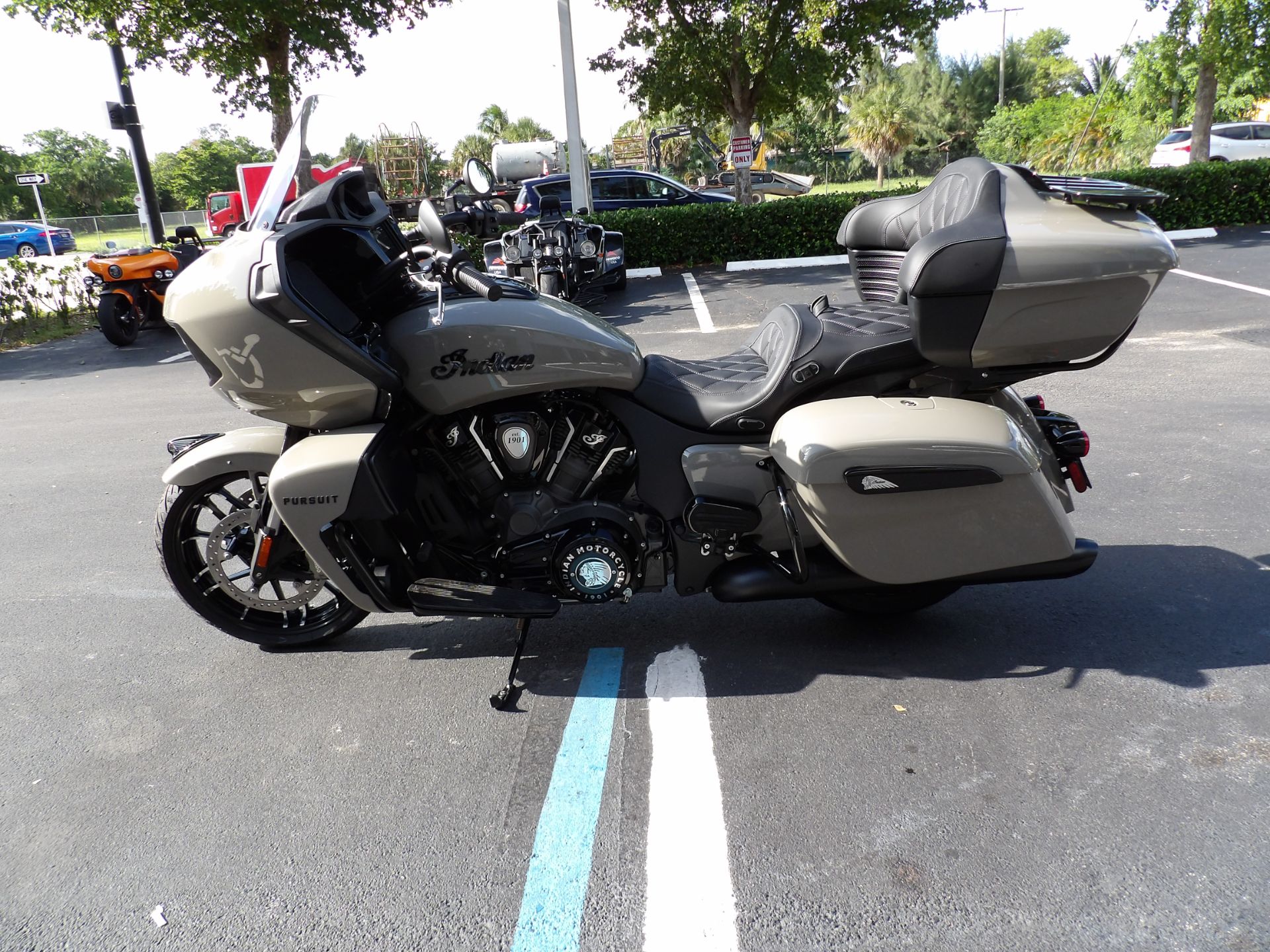 2023 Indian Motorcycle Pursuit® Dark Horse® Icon with Premium Package in Fort Lauderdale, Florida - Photo 6