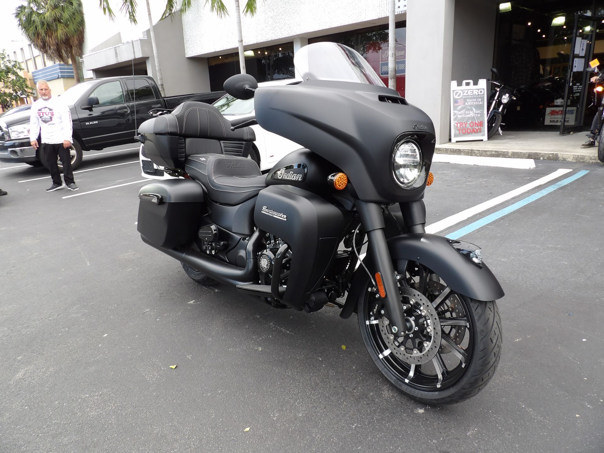 2023 Indian Motorcycle Roadmaster® Dark Horse® in Fort Lauderdale, Florida - Photo 9