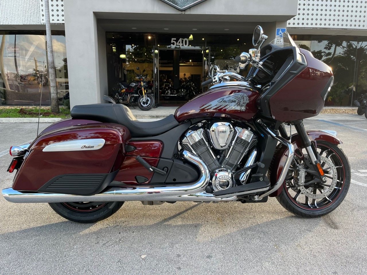 2022 Indian Motorcycle Challenger® Limited in Fort Lauderdale, Florida - Photo 2
