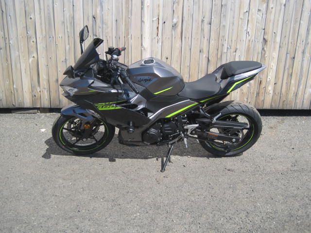 2021 Kawasaki Ninja 400 ABS in Metuchen, New Jersey - Photo 9