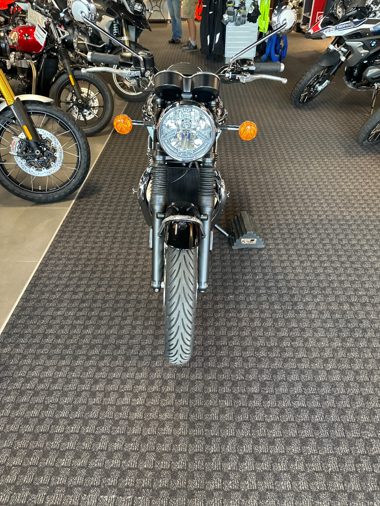 2023 Triumph Bonneville T120 Chrome Edition in Salem, Virginia - Photo 3