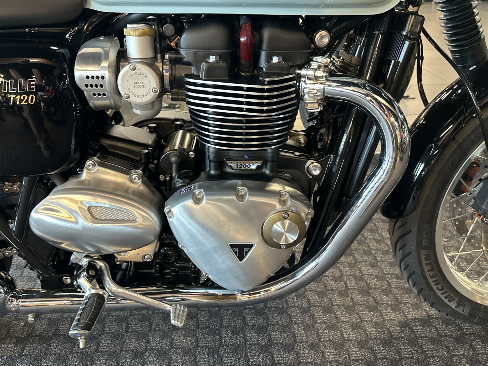 2023 Triumph Bonneville T120 Chrome Edition in Salem, Virginia - Photo 9