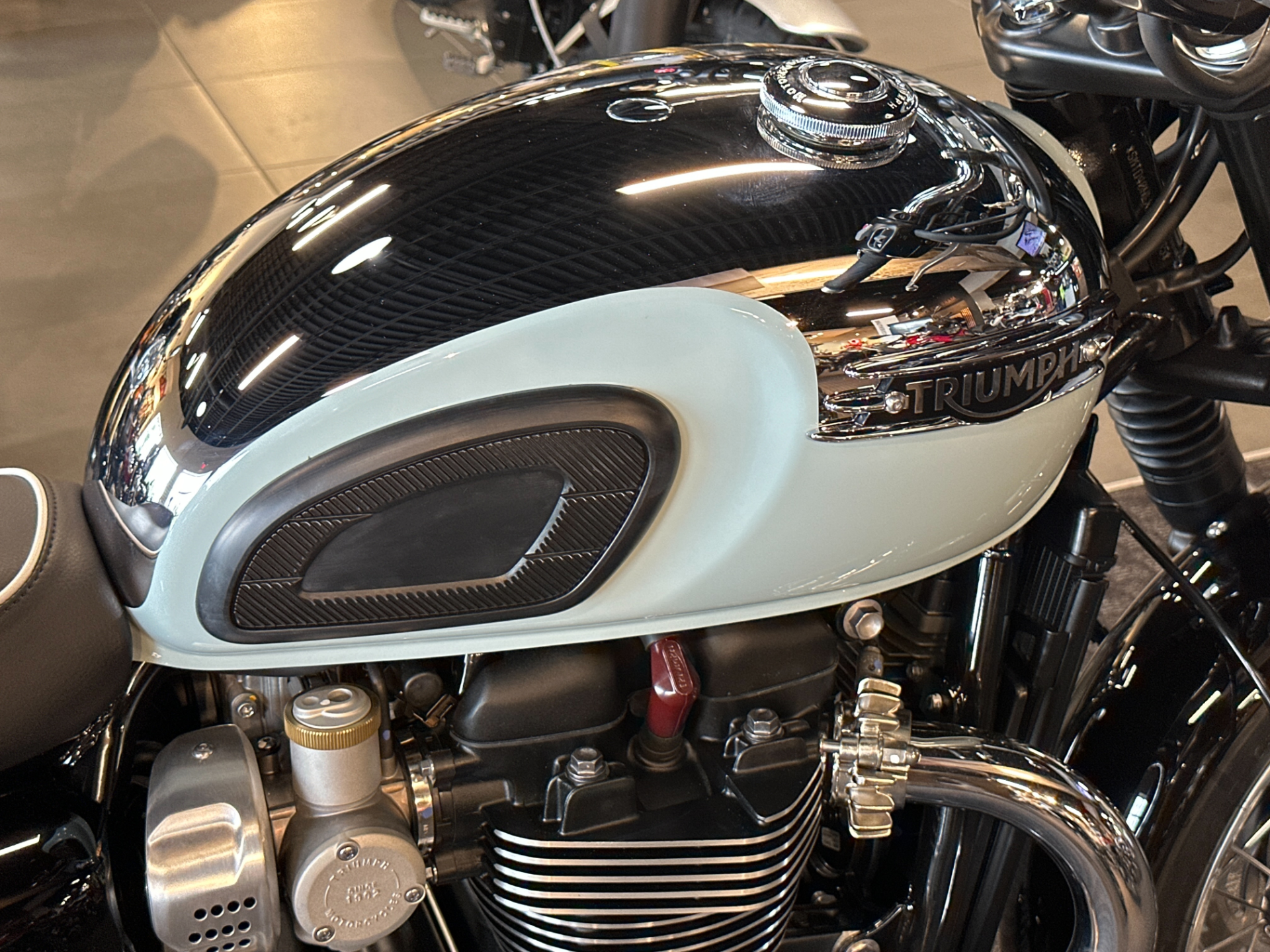 2023 Triumph Bonneville T120 Chrome Edition in Salem, Virginia - Photo 10