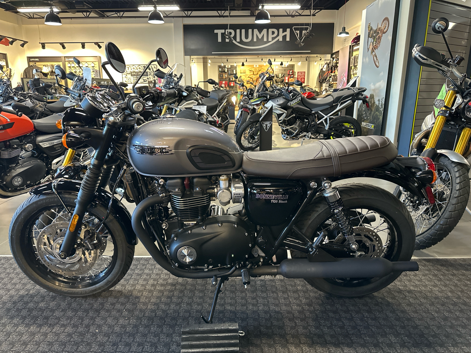 2024 Triumph Bonneville T120 Black in Salem, Virginia - Photo 2