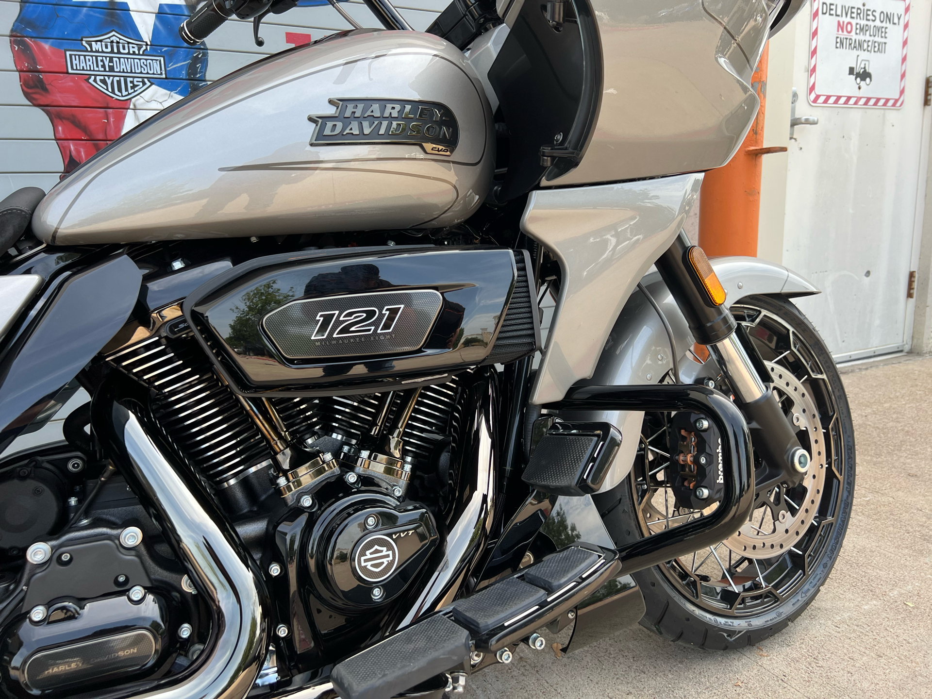 2023 Harley-Davidson CVO™ Road Glide® in Grand Prairie, Texas - Photo 2