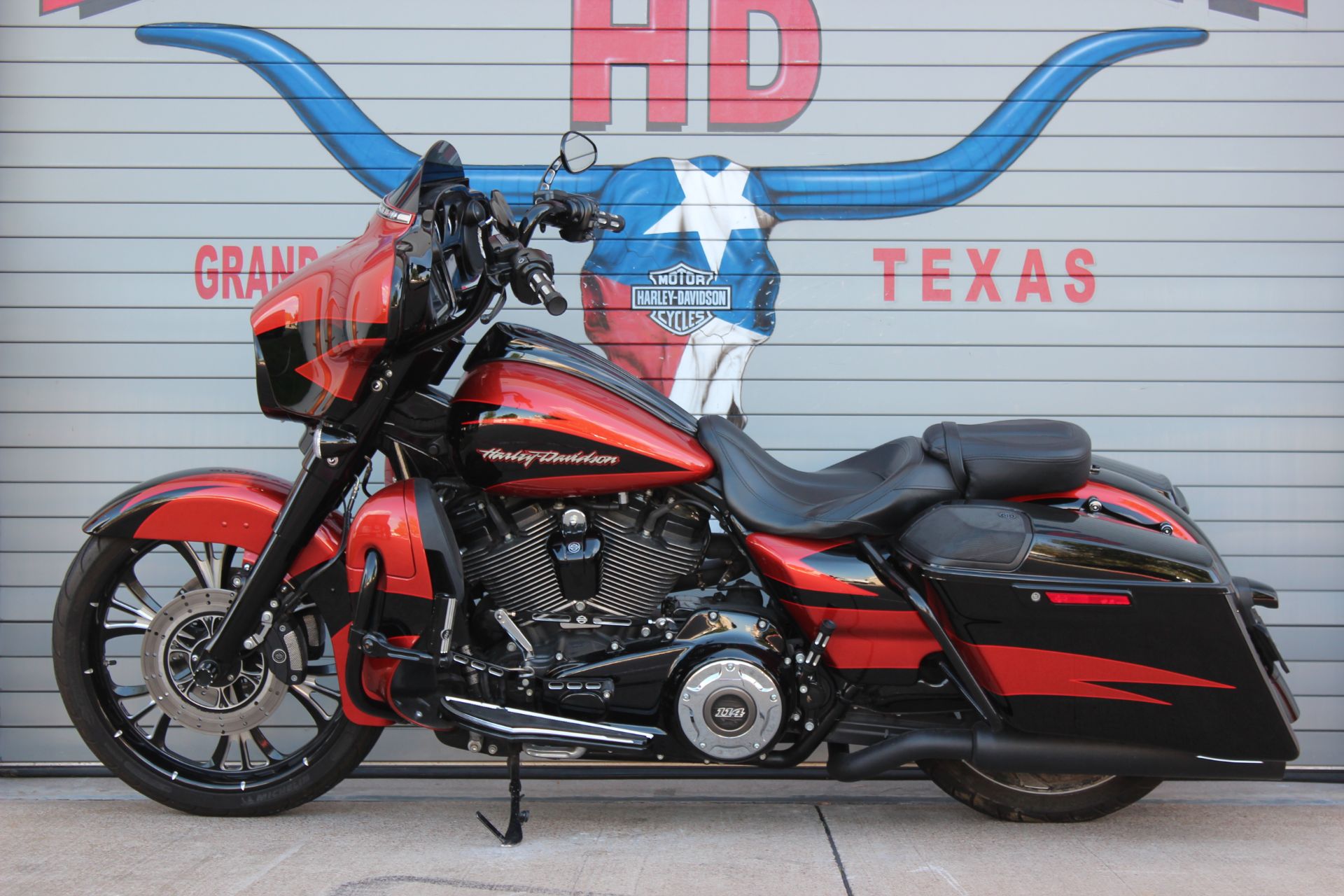 2017 Harley-Davidson CVO™ Street Glide® in Grand Prairie, Texas - Photo 13