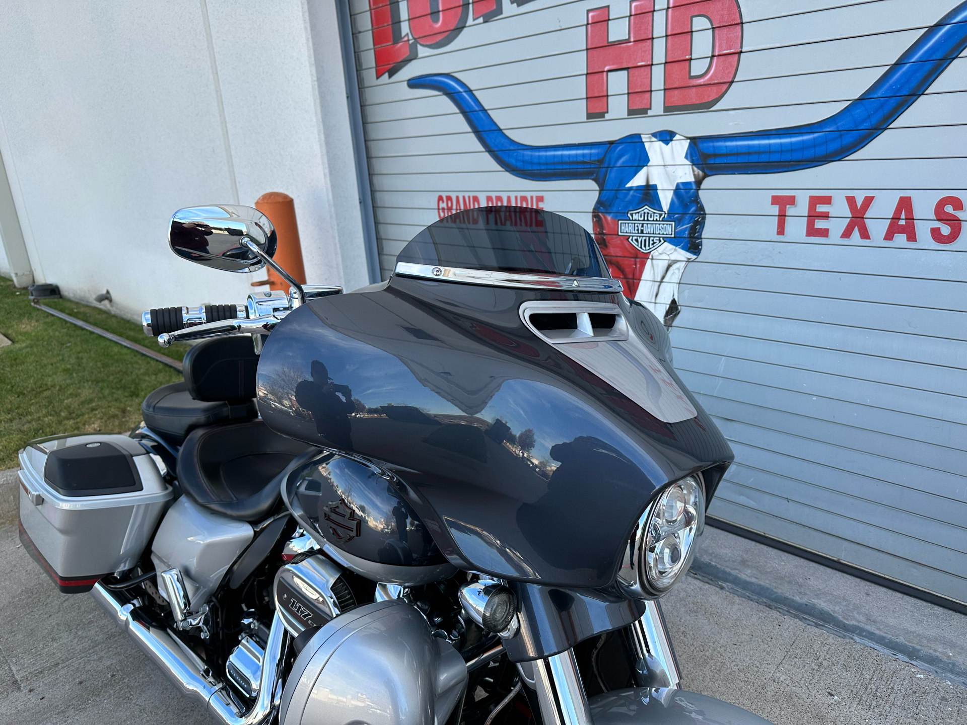 2019 Harley-Davidson CVO™ Street Glide® in Grand Prairie, Texas - Photo 2