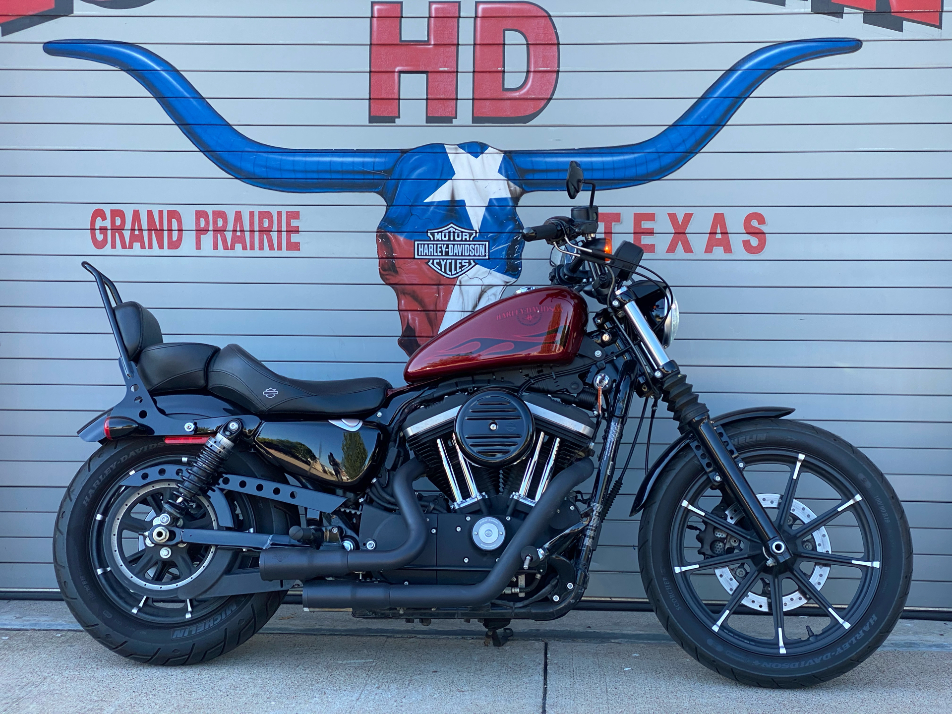2017 Harley-Davidson Iron 883™ in Grand Prairie, Texas - Photo 3