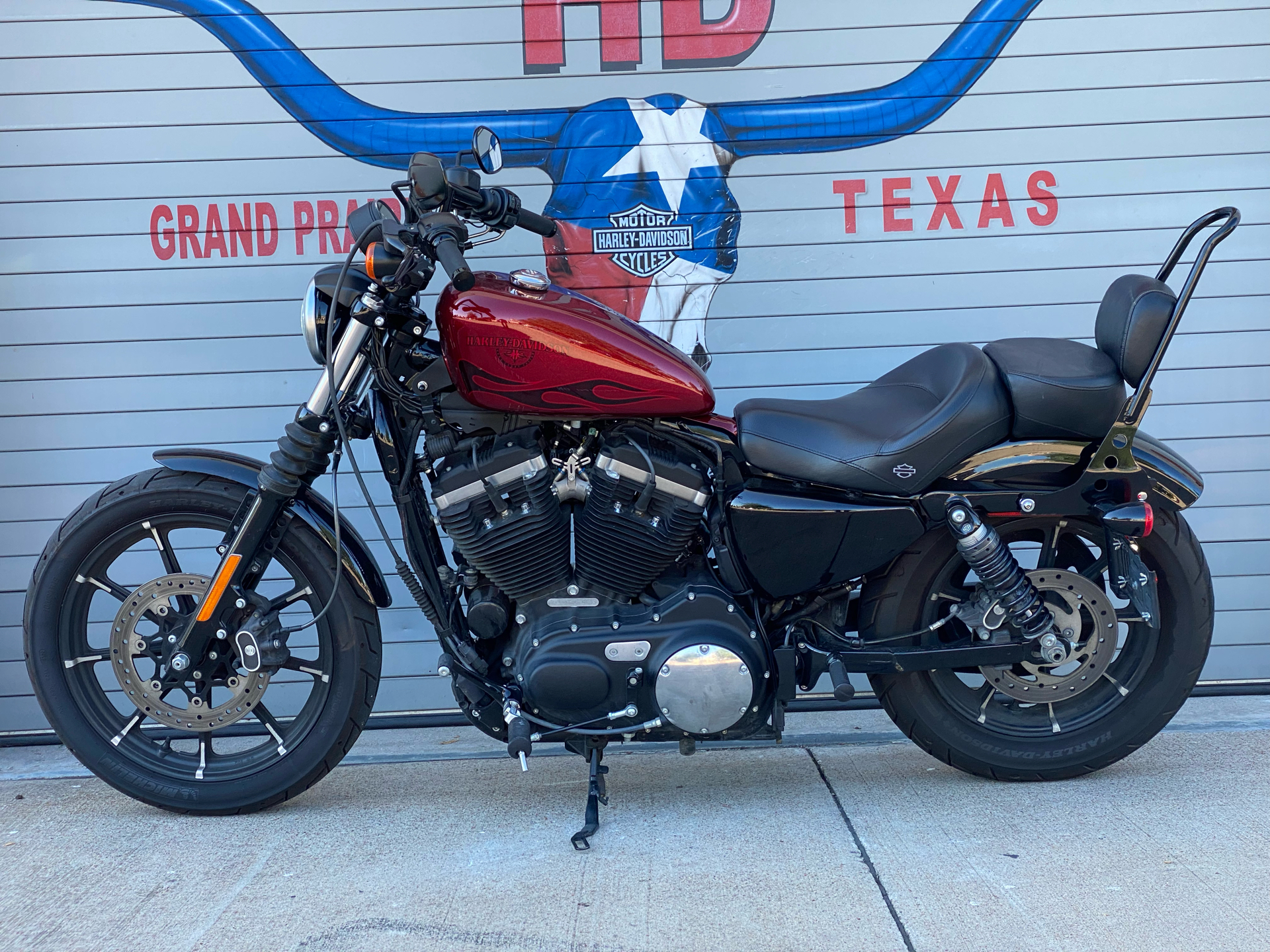 2017 Harley-Davidson Iron 883™ in Grand Prairie, Texas - Photo 13