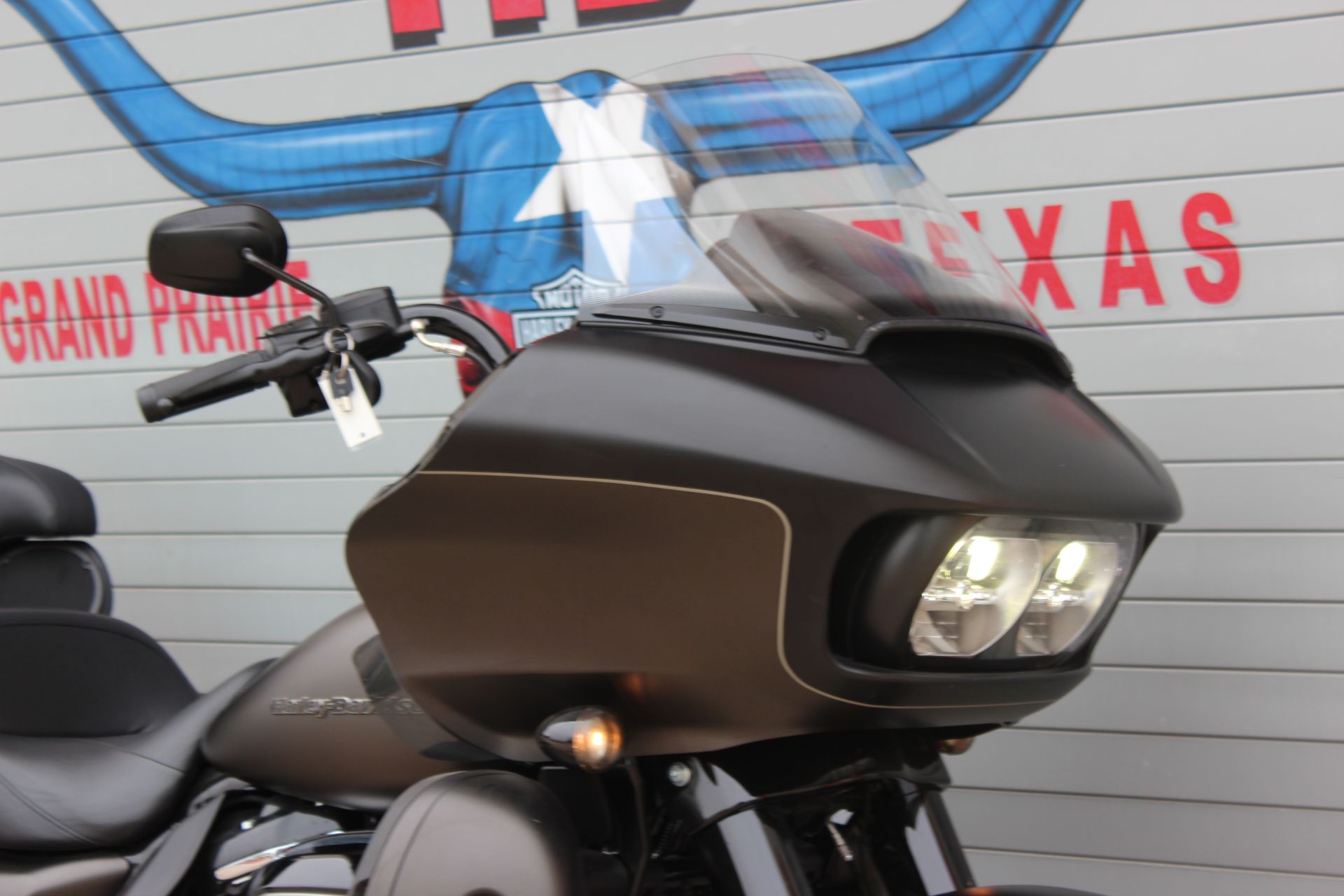 2021 Harley-Davidson Road Glide® Limited in Grand Prairie, Texas - Photo 2