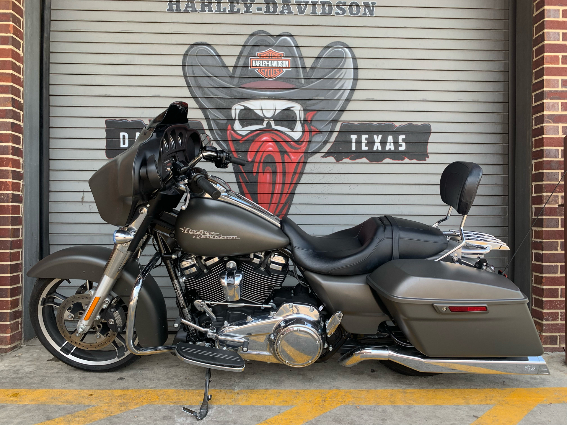 2018 Harley-Davidson Street Glide® in Carrollton, Texas - Photo 10