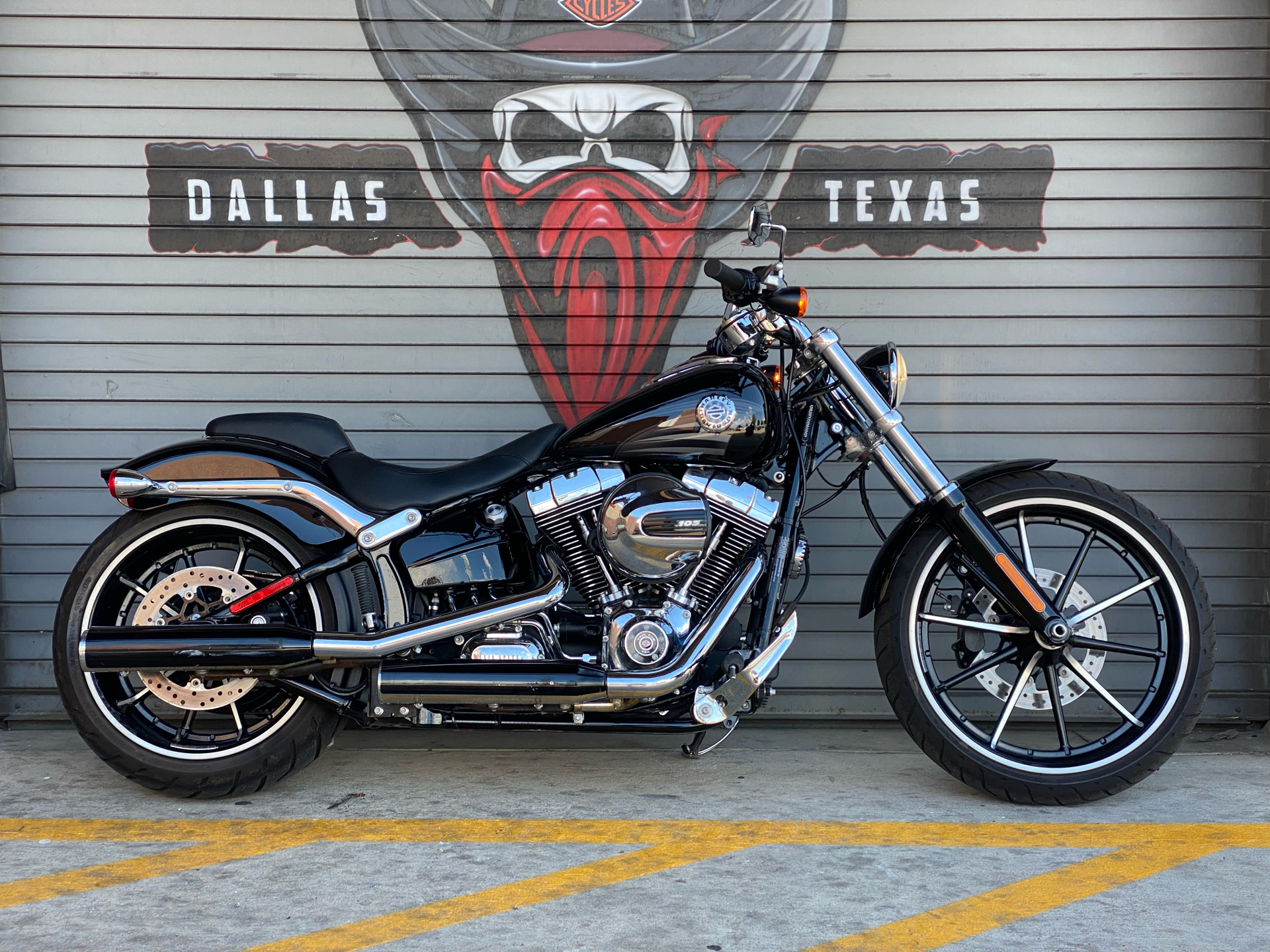 2016 Harley-Davidson Breakout® in Carrollton, Texas - Photo 2