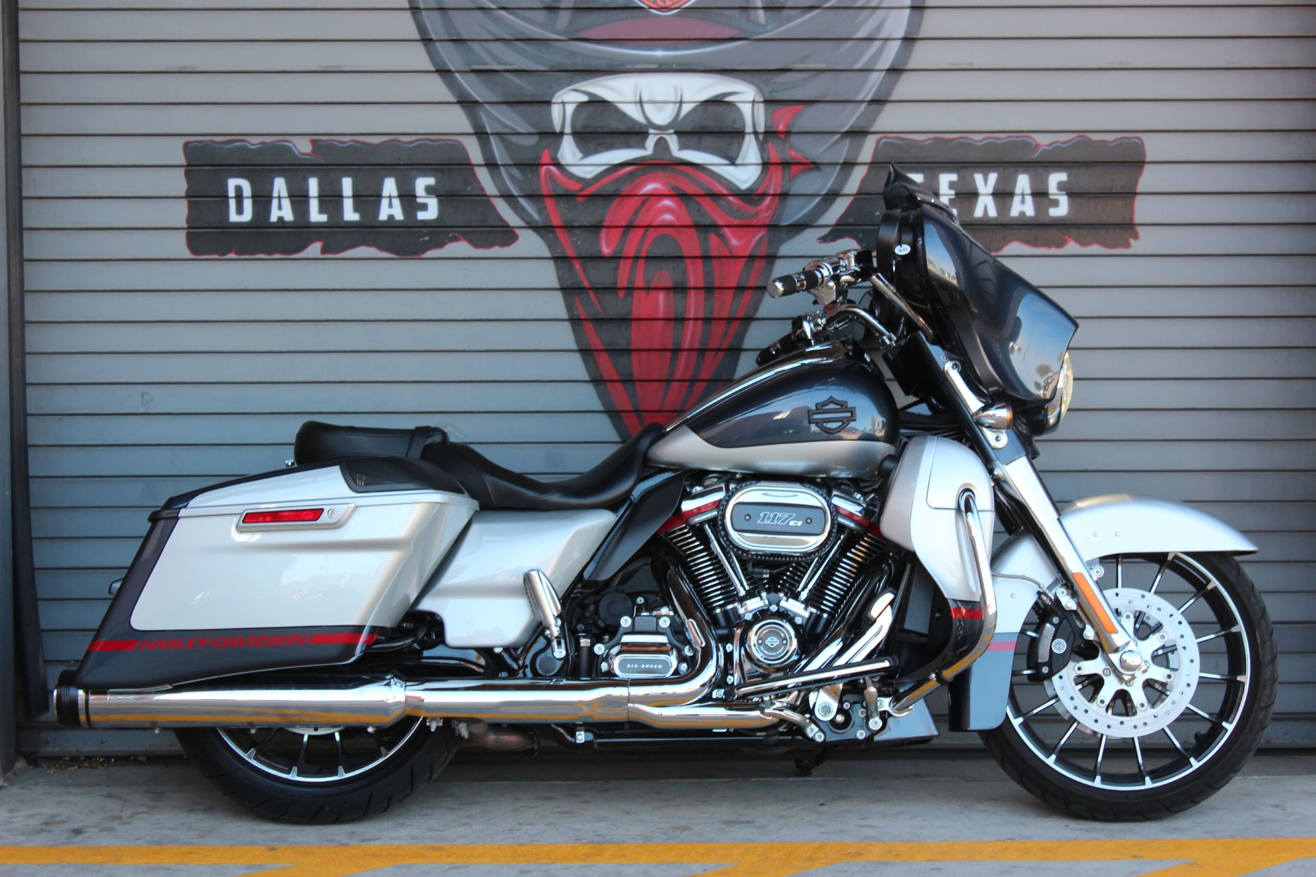 2019 Harley-Davidson CVO™ Street Glide® in Carrollton, Texas - Photo 3