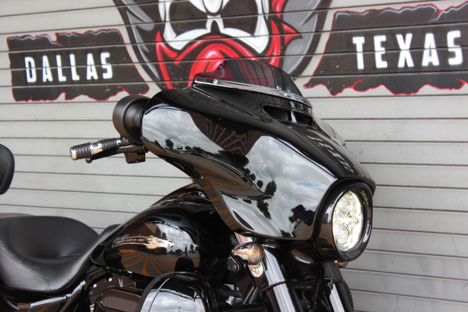 2016 Harley-Davidson CVO™ Street Glide® in Carrollton, Texas - Photo 2