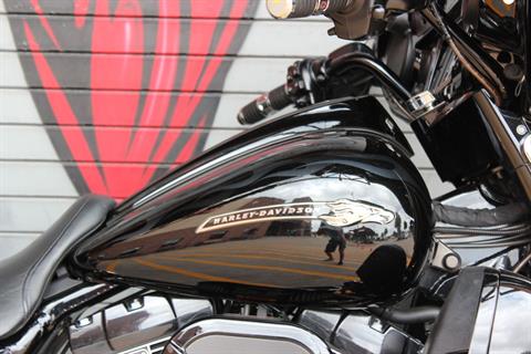 2016 Harley-Davidson CVO™ Street Glide® in Carrollton, Texas - Photo 6