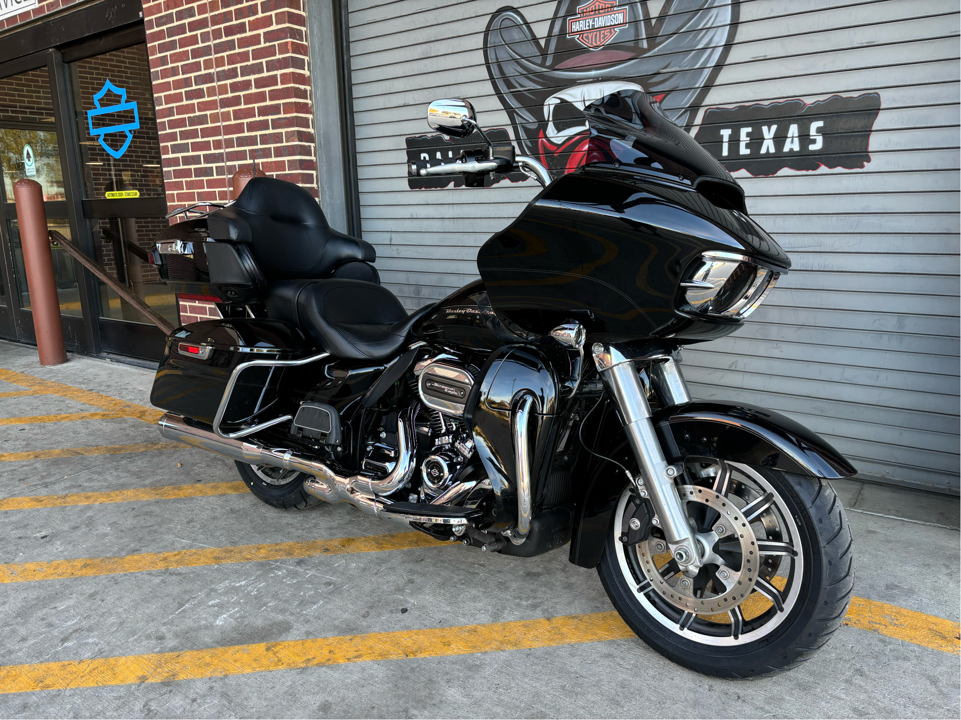 2018 Harley-Davidson Road Glide® Ultra in Carrollton, Texas - Photo 2