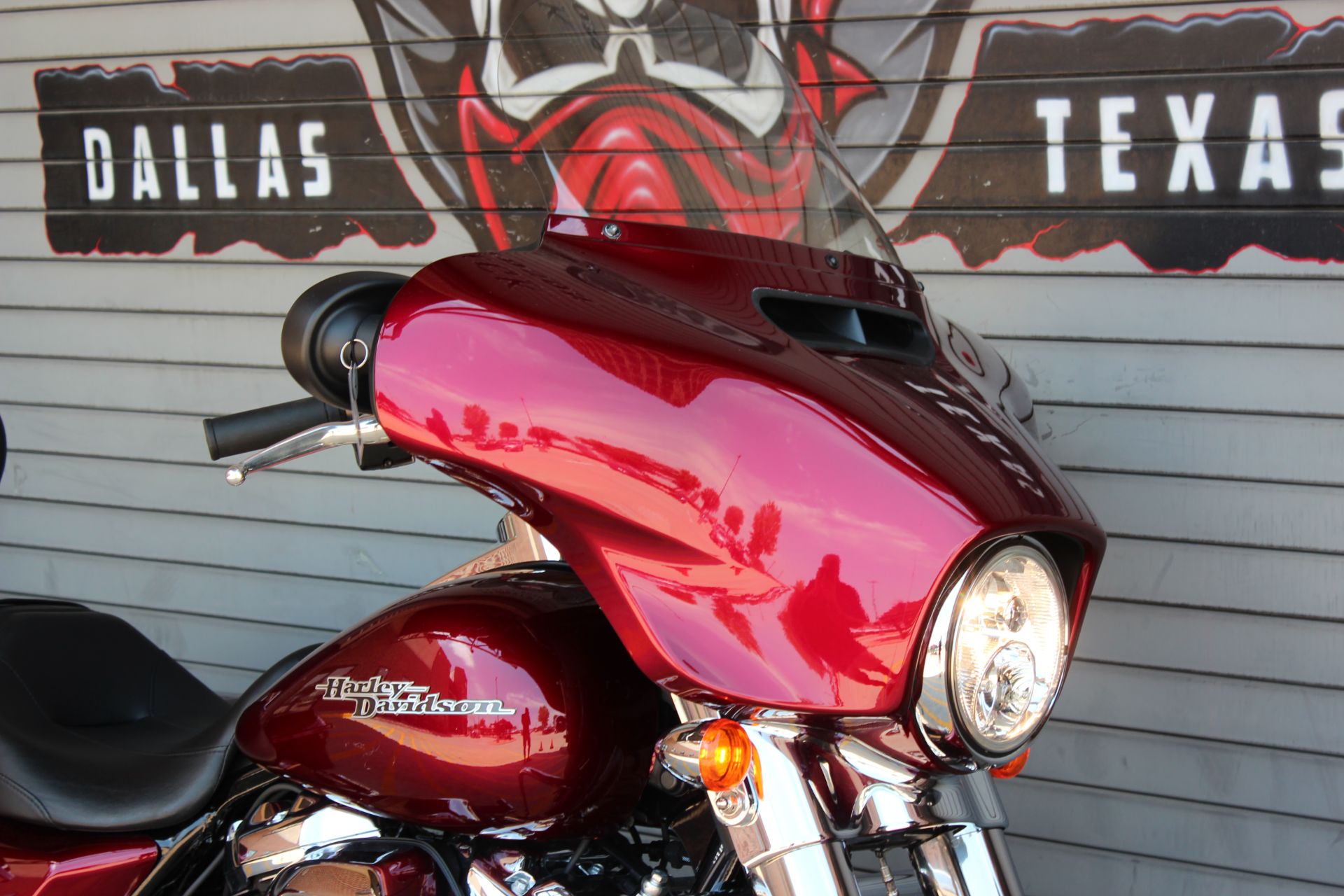 2017 Harley-Davidson Street Glide® in Carrollton, Texas - Photo 2