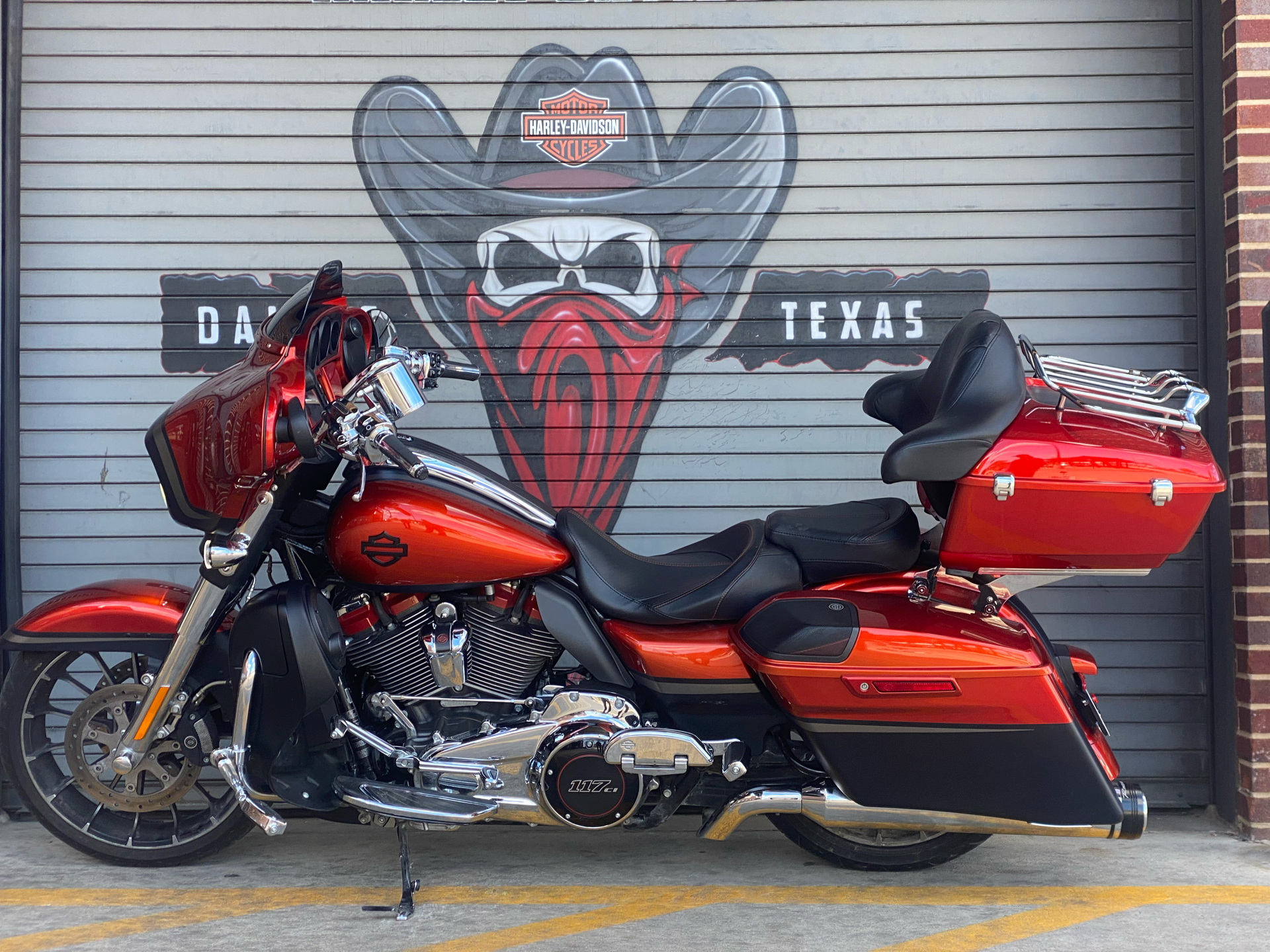 2018 Harley-Davidson CVO™ Street Glide® in Carrollton, Texas - Photo 16