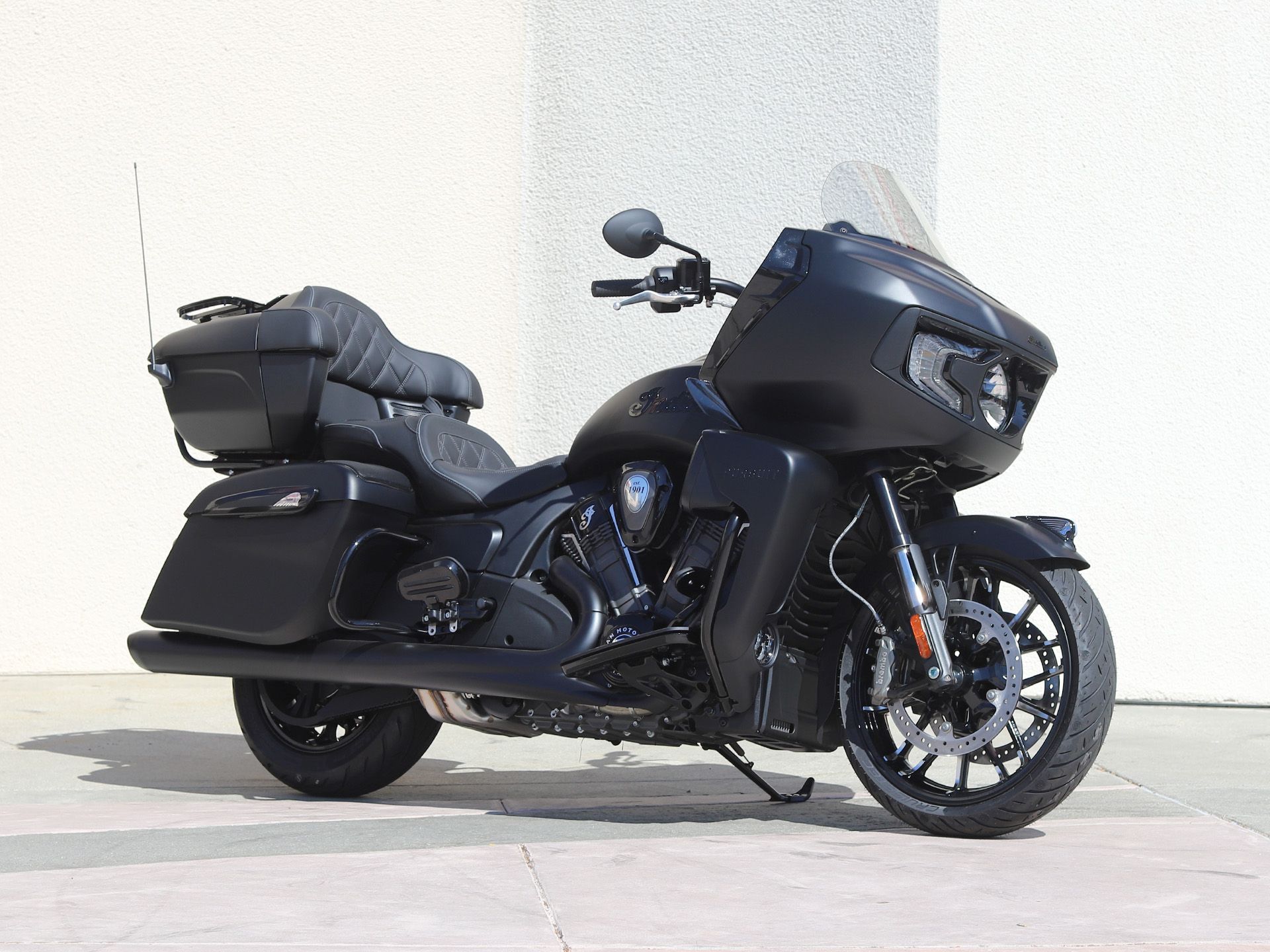 2024 Indian Motorcycle Pursuit® Dark Horse® with PowerBand Audio Package in EL Cajon, California - Photo 2