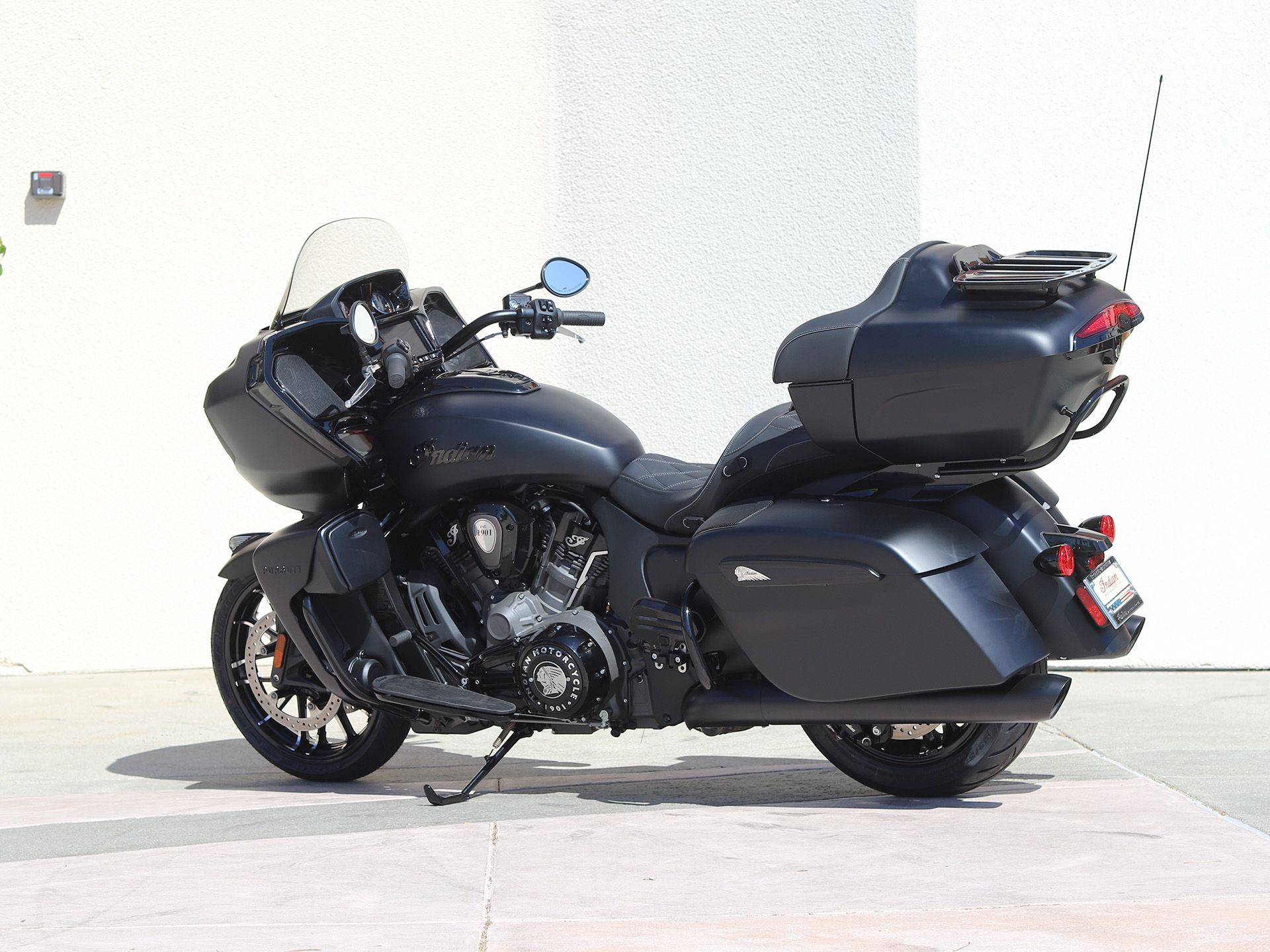 2024 Indian Motorcycle Pursuit® Dark Horse® with PowerBand Audio Package in EL Cajon, California - Photo 6