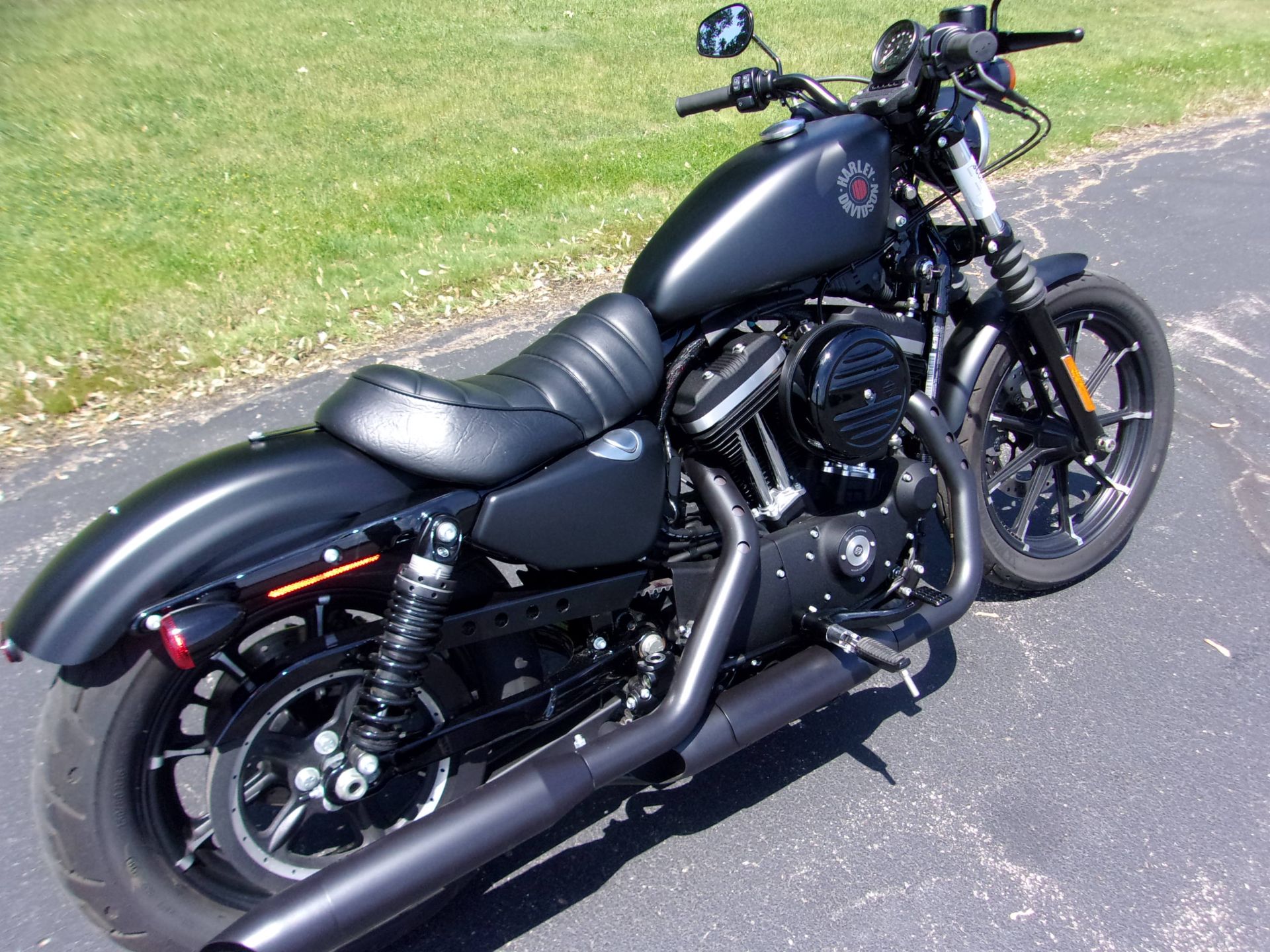 2019 Harley-Davidson Iron 883™ in Mukwonago, Wisconsin - Photo 3