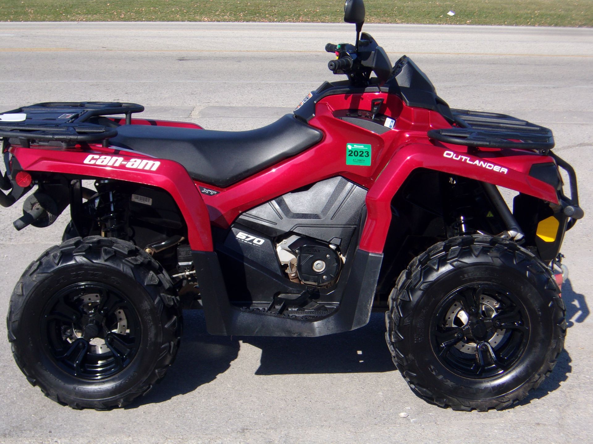 2019 Can-Am Outlander XT 570 in Mukwonago, Wisconsin - Photo 1