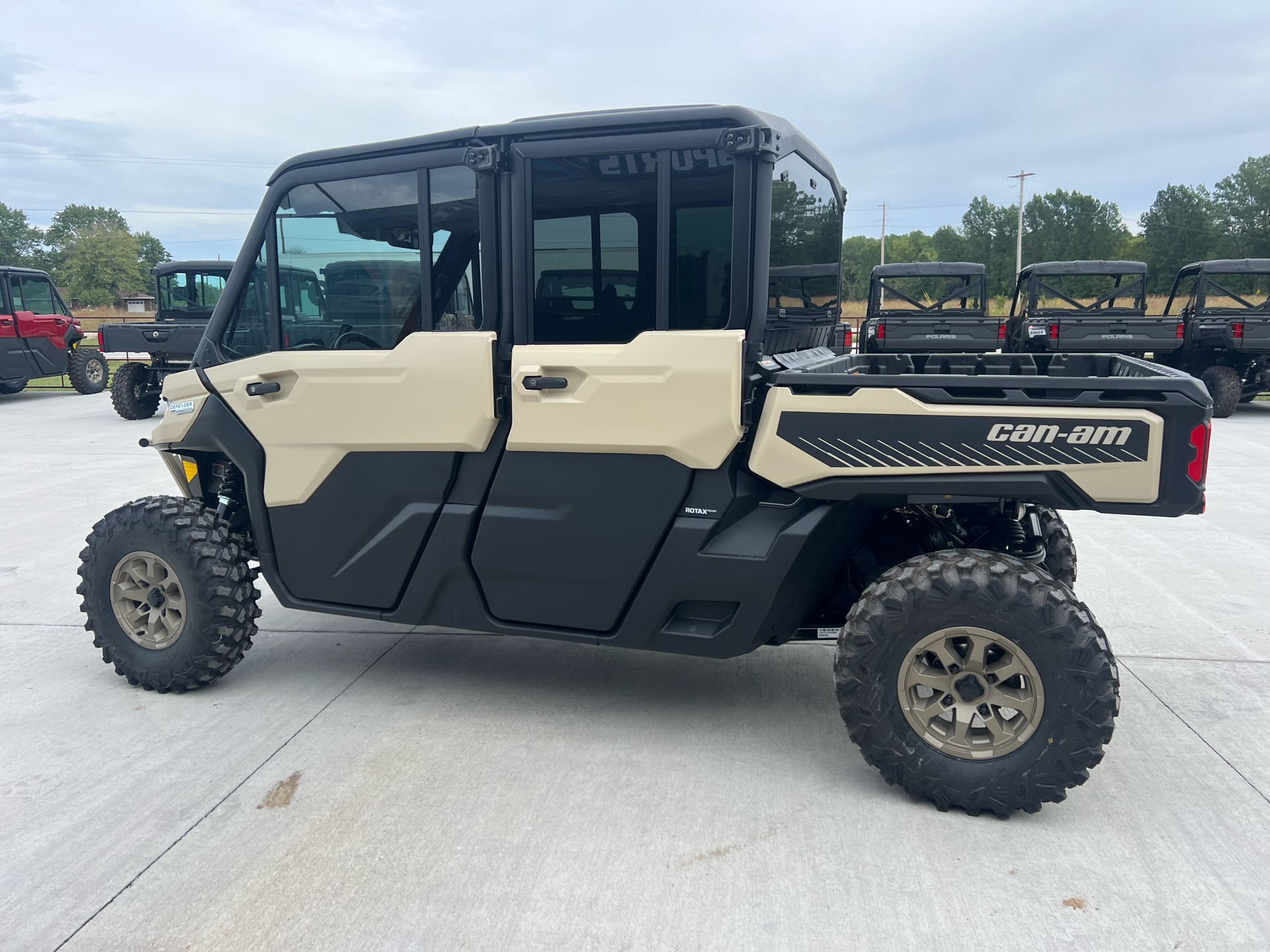 2025 Can-Am Defender MAX Limited in Clinton, Missouri - Photo 5