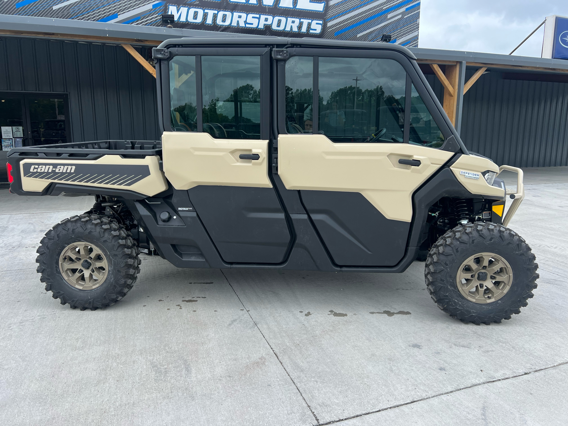 2024 Can-Am Defender MAX Limited in Clinton, Missouri - Photo 2