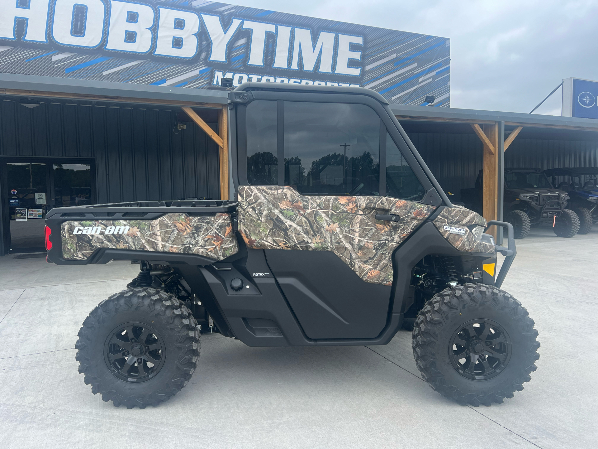 2025 Can-Am Defender Limited in Clinton, Missouri - Photo 2