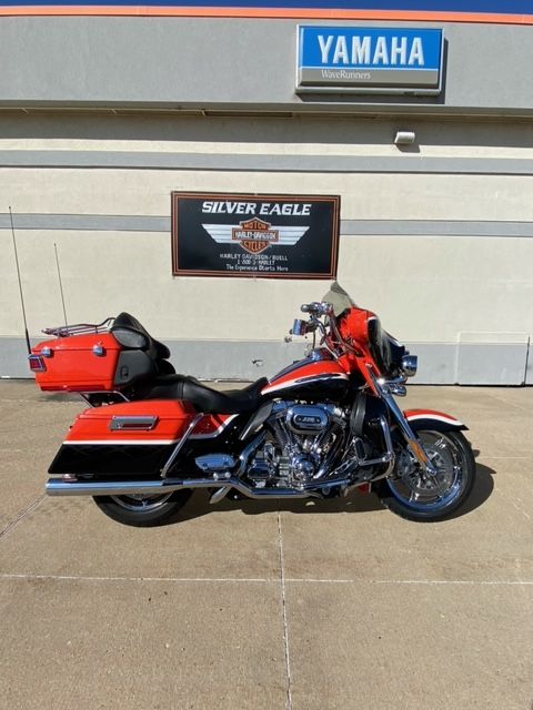 2012 Harley-Davidson CVO™ Ultra Classic® Electra Glide® in Waterloo, Iowa - Photo 2