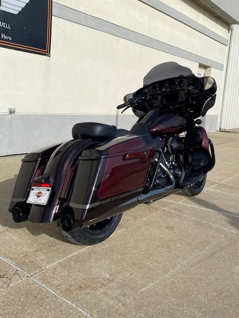 2019 Harley-Davidson CVO™ Street Glide® in Waterloo, Iowa - Photo 4