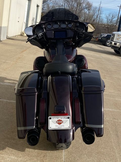 2019 Harley-Davidson CVO™ Street Glide® in Waterloo, Iowa - Photo 5