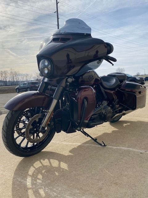 2019 Harley-Davidson CVO™ Street Glide® in Waterloo, Iowa - Photo 7