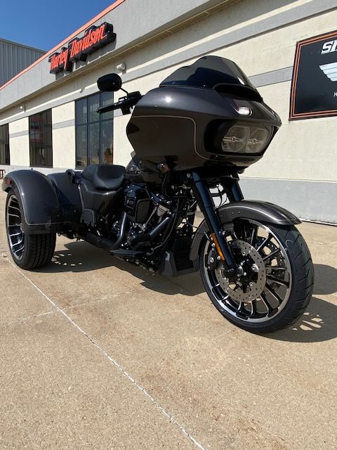 2023 Harley-Davidson Road Glide® 3 in Waterloo, Iowa - Photo 2
