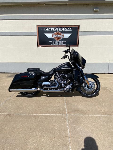 2017 Harley-Davidson CVO™ Street Glide® in Waterloo, Iowa - Photo 1
